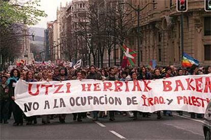 Cabecera de la manifestacin llevada a cabo en Bilbao en el aniversario de la guerra de Irak.