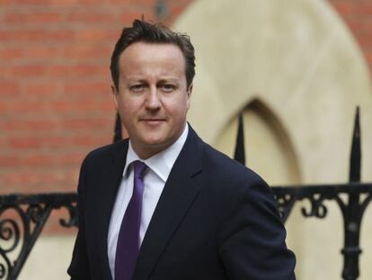 El primer ministro Cameron llega a la comparecencia este jueves.