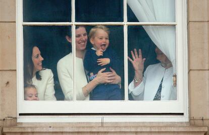 George sempre foi divertido e amigável nas suas poucas aparições públicas, e isso também se reflete nas fotografias oficiais que a sua mãe publica todos os anos no seu aniversário. Aqui, o pequeno durante a celebração do 'Trooping the Color' (aniversário oficial da rainha Elizabeth II), nos braços de sua babá em uma janela do Palácio de Buckingham.