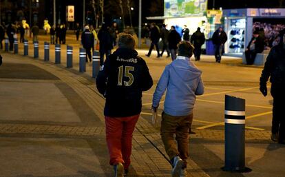 Dos aficionados caminan por las calles aledañas al estadio Etihad del Manchester City. Uno de ellos, con la sudadera del ex jugador sevillista de 28 años, Jesús Navas.