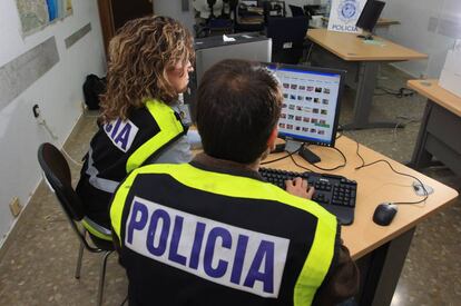 Policías adcritos a la unidad de delitos informáticos.