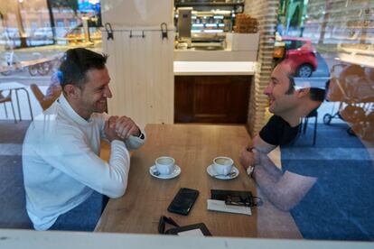 Diego conversa con su amigo Jesús en una cafetería cercana a su casa, en Vitoria.