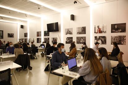 Participantes en la actividad de speed dating para empresas emergentes.