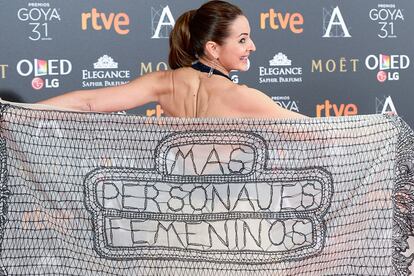 Cuca Escribano con su chal reivindicativo en los Goya 2017.