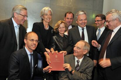 Los ministros de Economía de la Eurozona tras firmar el tratado para la estabilidad financiera del bloque