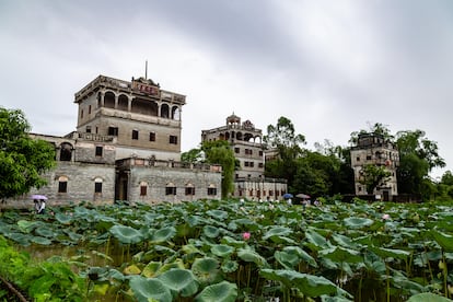 Las ‘diaolou’ o casas de pisos fortificadas chinas. Cuando en 2007 la Unesco declaró a las ‘diaolou’ y aldeas de Kaiping, en la provincia china de Cantón (Guangdong), patrimonio mundial, lo justificó diciendo que estas casas fortificadas de varios pisos “constituyen un ejemplo de fusión compleja y brillante de las formas estructurales y decorativas de China con las de Occidente”. Añadió que reflejan el importante papel de los emigrados de Kaiping en el desarrollo de varios países del sur de Asia, Australasia y América del Norte. Datan de finales del siglo XIX y principios del XX, y las mandaron construir emigrantes, para los familiares que se habían quedado en su tierra y sufrían a los señores de la guerra. Están hechas de hormigón armado (más resistente que el tradicional adobe), y son de tres clases: torres comunales (construidas por varias familias y utilizadas como refugios), viviendas fortificadas, de familias pudientes, y torres vigías. La galería abierta en sus plantas superiores, además de ofrecer unas vistas estupendas, permitía vigilar los campos de arroz y el avance de bandidos y saqueadores.