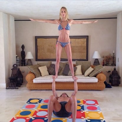 La modelo Vanesa Lorenzo practica yoga regularmente. En la imagen que ha colgado en su cuenta de Instagram, ejecuta una asana o postura casi acrobática con su novio, el ex jugador del Barça Carles Puyol, junto al que pasa unos días de vacaciones en Ibiza.
