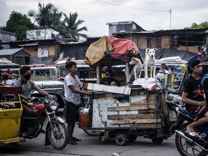 El crecimiento de la economía no evita imágenes de pobreza como esta, tomada en Manila el pasado junio.