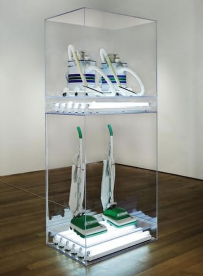 La obra de Jeff Koons "New Hoover Convertibles/New Shelton Wet/Drys 5-Gallon, Double Decker", que muestra dos pares de aspiradoras en vertical y situados uno sobre el otro, en un habitculo transparente 
e iluminado por fluorescentes, hall un comprador dispuesto a desembolsar 11,8 millones de dlares.