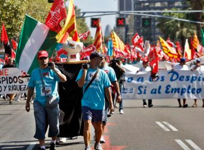 Manifestación ante la sede corporativa de Roca en Barcelona contra la regulación de empleo.