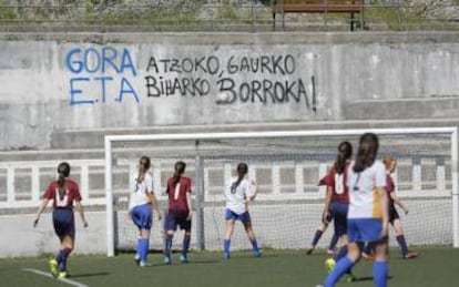 Pintada a fabvor de ETA en el campo de fútbol de Añorga (San Sebastián).