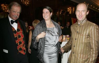 Ferdinand von Bismarck, con su hijo Carl-Eduard y Nathalie, esposa de este, en una gala en Berlín en 2006.