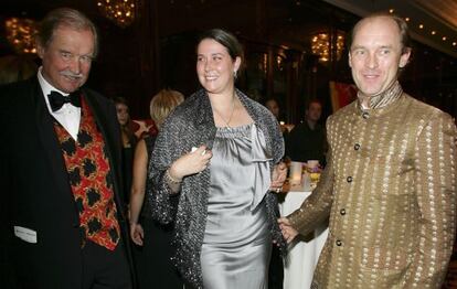 Ferdinand von Bismarck, con su hijo Carl-Eduard y Nathalie, esposa de este, en una gala en Berl&iacute;n en 2006.