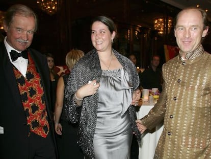 Ferdinand von Bismarck, con su hijo Carl-Eduard y Nathalie, esposa de este, en una gala en Berl&iacute;n en 2006.
