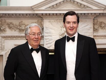 Mervyn King, gobernador del Banco de Inglaterra, junto al canciller del Exchequer, George Osborne, el pasado junio en Londres.