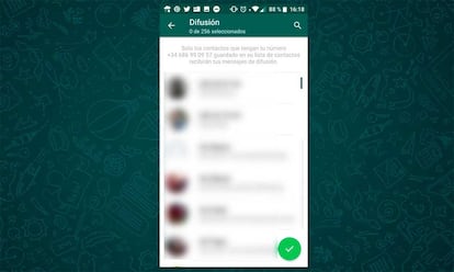 Acto seguido apareceremos en una nueva pantalla donde vamos a seleccionar los contactos que formarán parte de esta nueva difusión. Podremos seleccionar hasta 256 contactos a la vez, que recibirán de forma simultánea un mensaje cuando esté creada la lista.