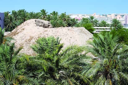 Las tumbas de la cultura Dilmun se encuentran diseminadas a lo largo y ancho de los 21 yacimientos arqueológicos que se están excavando al oeste de la isla de Baréin, en el Golfo Pérsico. El origen de estás 11.700 sepulturas se remonta al periodo que va del 2050 al 1750 antes de Cristo. En su día fueron torres cilíndricas que simbolizaban como ningún otro vestigio la antigua civilización de Dilmun, que convirtió Baréin en un centro comercial relevante.