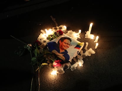 Simpatizantes prenden velas hoy alrededor de una fotografía del asesinado Fernando Villavicencio, durante un mitin en Quito (Ecuador).