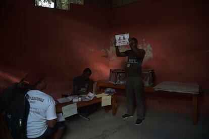 Varios funcionarios electorales cuentan las papeletas de votación en las elecciones locales, en la Escuela Roger Ladoceur, en Puerto Príncipe (Haití).