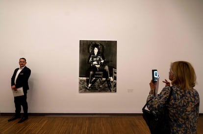 Una visitante observa una imagen de la obra 'Pantalones de Acción: Pánico Genital' (1969), en la exposición sobre VALIE EXPORT en el museo Albertina.
