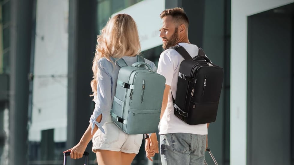 Dos personas pasean con esta mochila de viaje apta para la cabina del avión.