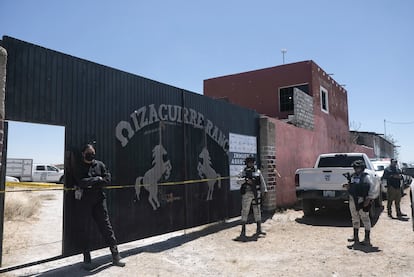 Elementos de seguridad resguardan la entrada al rancho Izaguirre, en Teuchitlán, Jalisco, el pasado 13 de marzo.