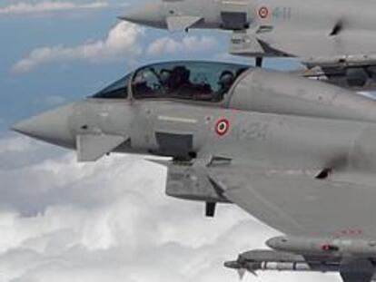 Tres cazas Eurofighter, como los comprados por España, sobrevuelan Grosseto (Italia)