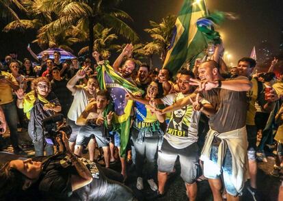 Simpatizantes del Partido Social Liberal (PSL), partido del candidato ultraderechista Jair Bolsonaro, celebran los resultados frente a la casa del candidato, el 7 de octubre de 2018, en Río de Janeiro (Brasil).