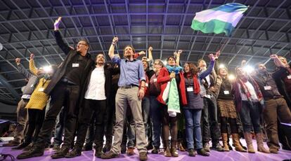 La candidata Teresa Rodríguez, Pablo iglesias y demás dirigentes de Podemos al final del acto en Dos Hermanas.