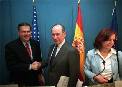 Spencer Abraham saluda a rodrigo Rato, junto a Loyola de Palacio, ayer en Madrid.