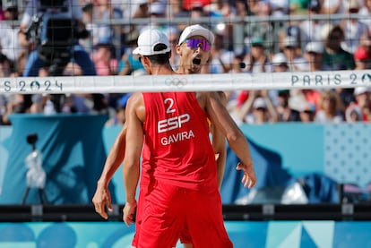 Adrián Gavira y Pablo Herrera durante el partido de octavos de final de voleibol de playa.