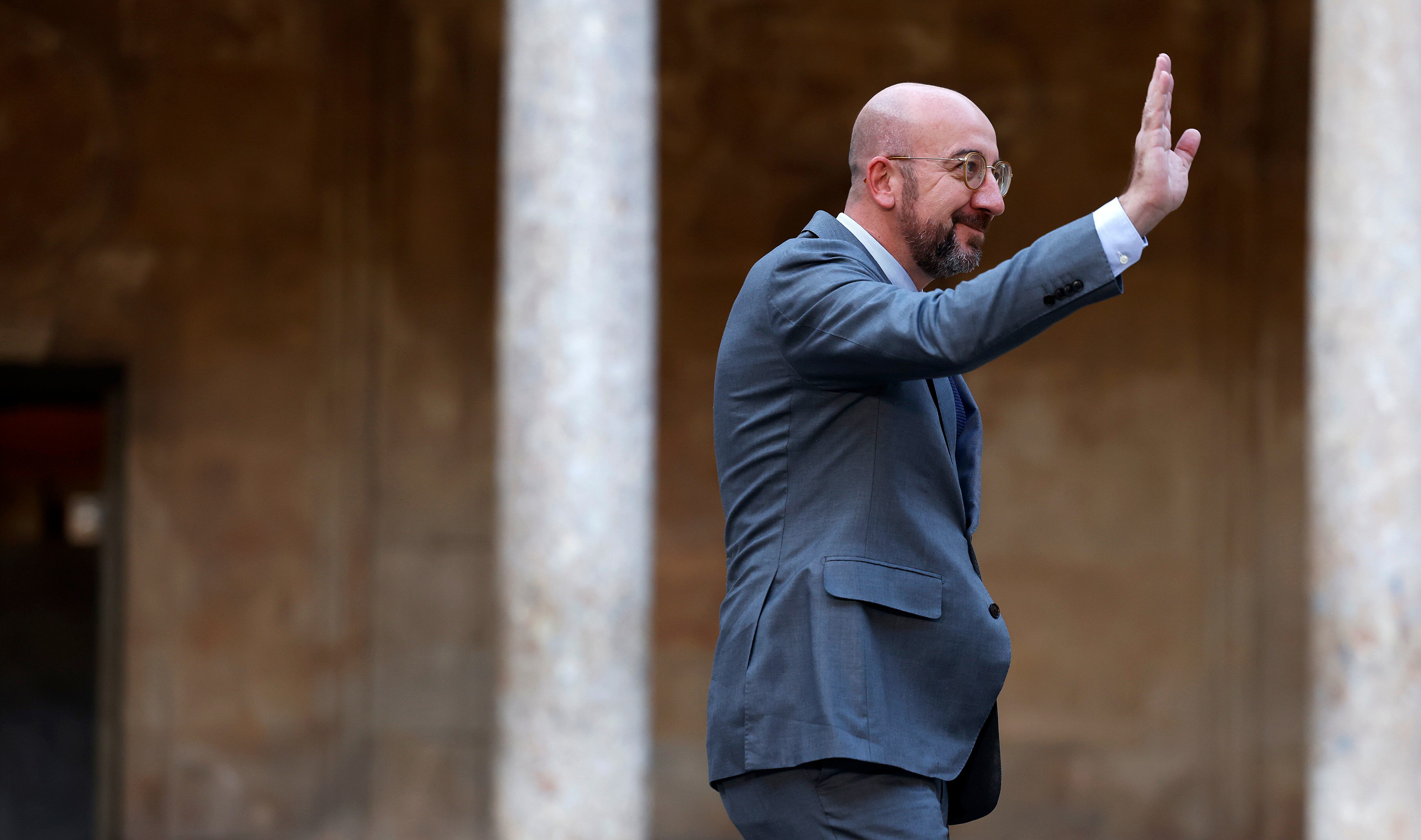 Charles Michel, presidente del Consejo Europeo, saluda en el patio del Palacio de Carlos V de la Alhambra.