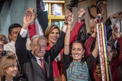 López Obrador entrega el bastón de mando a Claudia Sheinbaum, el 7 de septiembre en Ciudad de México.