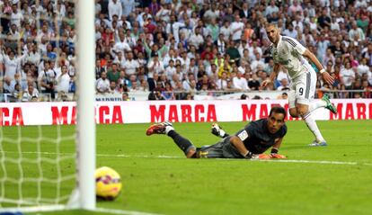 Karim Benzema consiguió la sentencia con el 3-1 que dejaba la victoria en Madrid. En ese momento de la temporada, la jornada 9, los blancos dieron un buen salto en la clasificación y se quedaron a un punto del Barça.