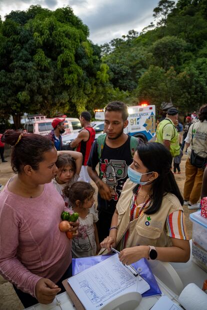 El pasado abril, Honduras decretó una emergencia humanitaria en su frontera con Nicaragua y, desde entonces, la situación no ha dejado de agravarse. La ONG Acción contra el Hambre instaló carpas multipropósito. “Repartimos agua, kits de higiene y de alimentos a las personas migrantes en tránsito. También atendemos su estado de salud, priorizando a las mujeres embarazadas, las personas mayores y los menores”, explica Karen Alemán. En la foto, la cooperante atiende a una familia recién llegada a un centro de descanso temporal.