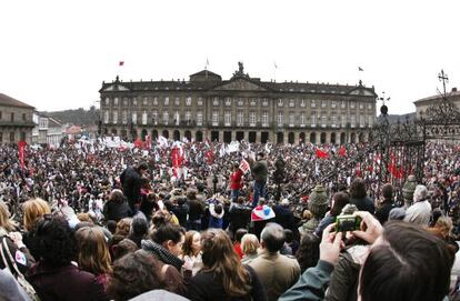 Manifestaci&oacute;n contra los recortes al gallego del Gobierno de Feij&oacute;o en la plaza del Obradoiro en enero de 2010