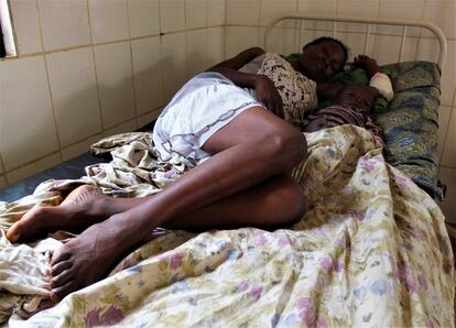 Una madre y su hijo descansan en una de las camillas. Ella, de 27 años y ocho hijos (cinco niños y tres niñas), padece paludismo y VIH. Lleva tres días recibiendo las pastillas para tratar la malaria y su estado mejora, pero aún se siente sin apetito y fatigada.