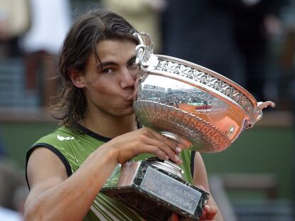 Rafael Nadal besa el trofeo que lo acredita como vencedor del torneo Roland Garros 2005 de tenis, tras derrotar al argentino Mariano Puerta por 6-7, 6-3, 6-1, 7-5.