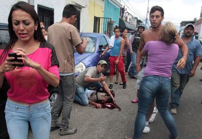 Um estudante de 14 anos morre baleado na cabeça durante os protestos contra o Governo em San Cristóbal, Venezuela, onde houve confrontos entre os estudantes e a polícia. Alguns meses após a morte do jovem, o policial autor do tiro foi condenado a 18 anos de prisão.