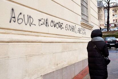 Pintada en recuerdo de un activista de ETA en el Memorial de Víctimas de Vitoria.