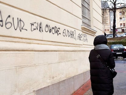 Pintada en recuerdo de un activista de ETA en el Memorial de Víctimas de Vitoria.