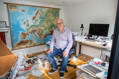 El escritor británico John Lanchester posa en su estudio en Londres, Reino Unido.