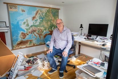 El escritor británico John Lanchester posa en su estudio en Londres, Reino Unido.