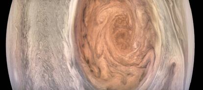 Imagem com cor melhorada, criada com os dados enviados pela sonda Juno.