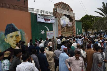 Colas de trabajadores frente a un colegio electoral en Karachi (Pakistán).