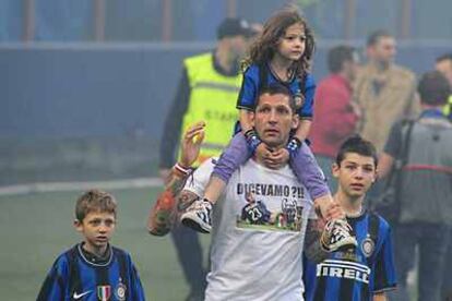Materazzi, junto a sus hijos, durante la celebracion del Inter en el Giuseppe Meazza.