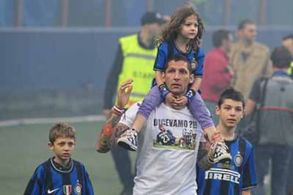 Materazzi, junto a sus hijos, durante la celebracion del Inter en el Giuseppe Meazza.