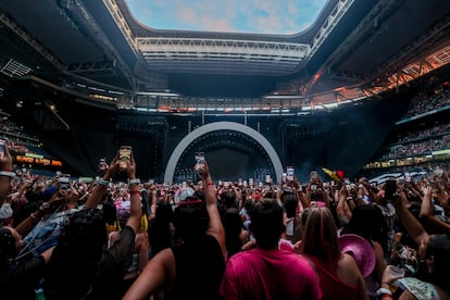 Decenas de miles de personas en los momentos previos a un concierto de Karol G en el Santiago Bernabéu, el 20 de julio de 2024.