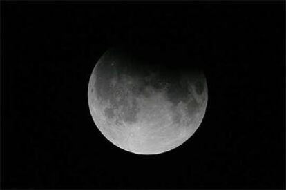 Imagen del eclipse parcial de Luna visto desde Islamabad, la capital de Pakistán.