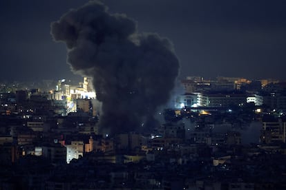 Una nube de humo sobre uno de los barrios de Beirut este miércoles por la noche, tras un nuevo ataque de Israel.